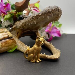 Crown Trifari cat brooch vintage